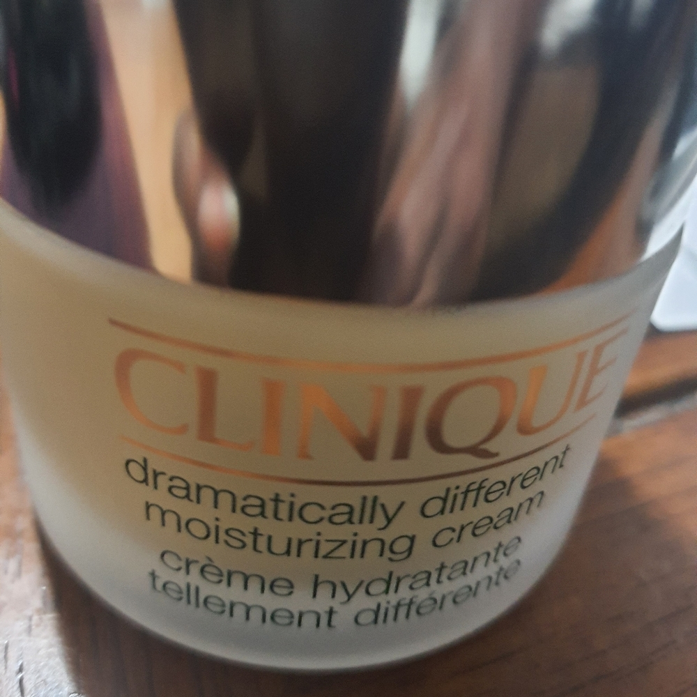 Clinique Dramatically Different Moisturizing Cream